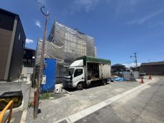駐車スペースはゆとりある2台分を確保。マイカー用に、お客さま用に、余裕を持ってご利用いただけます^^