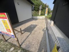 駐車スペースとは別にお庭もついております。広さも十分あるので、ガーデニングやBBQなど楽しみの増えるお庭です＾＾