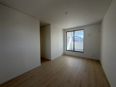 住む人のこだわりを活かす洋室＾＾日当たりがよく、寝室としての利用もおすすめ。広めのクローゼットもあり荷物もすっきり片付けれ、ゆとりのある暮らしが出来ます＾＾