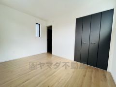 明るい洋室です。ナチュラル色のフローリングで開放的な優しい雰囲気になっています＾＾ベッドや机、ＴＶを置いてもゆとりのある広さです。