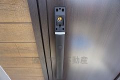 かざすだけで開閉できる、タッチキー採用の玄関。お買い物帰りで、両手がふさがってきても簡単に中に入れます＾＾