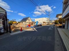 道幅が広く、車通勤の方や買い物などでの車の出し入れも楽々できて嬉しいですね。