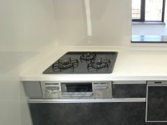 お手入れのしやすいIHクッキングヒーターです。 3口コンロなので、効率よくお料理が楽しめます。毎日のお料理も楽しくなりますね＾＾