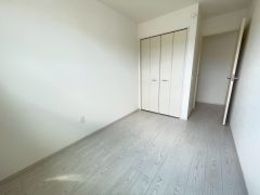 明るい洋室です。ナチュラル色のフローリングで開放的な優しい雰囲気になっています＾＾ベッドや机、ＴＶを置いてもゆとりのある広さです。