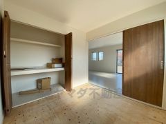 リビングからの続き間として和室をご用意しました。普段はリビングとつなげて開放的なスペースとして。来客時には客間としてお使いいただけます。