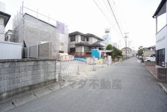 前面道路は南西側約4.35ｍ。車の通行が少なく小さなお子様がいるご家庭でも安心して過ごせます＾＾