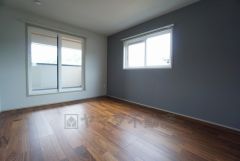 デザインクロスが2階洋室の雰囲気を上品に仕上げています。いつもと違う雰囲気のお部屋をお楽しみください。