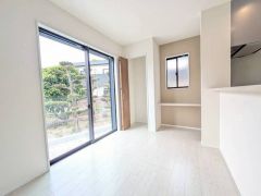 キッチンとダイニングの動線が近く、持ち運びに便利です。対面キッチン横にあるスタディーコーナー。キッチンからお子様のお勉強にも目が届きます。勉強やその他の作業もはかどりそうですね。