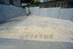 カースペースは停めやすい並列駐車3台付き。急な来客時も安心です＾＾ 車好きのご主人の洗車もゆったり。