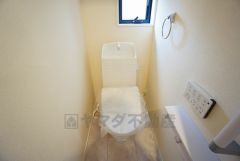 温水洗浄機付トイレです。節水機能もあるので、安心して使えますね。もちろん、1階2階の2ヶ所にトイレがあるので、忙しい朝にもゆとりができますね。