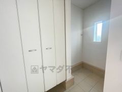 たっぷり収納できるシューズボックスです。家族全員の靴がきれいに整頓できます。棚の上にお花や写真を飾っても良いですね。