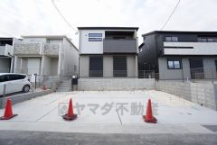 駐車スペースはゆとりある3台分を確保。マイカー用に、お客さま用に、余裕を持ってご利用いただけます。