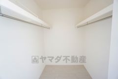 収納力豊富なウォークインクローゼット付き。洋服や小物などを1箇所にまとめて美しい収納を実現します。