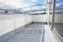 同仕様写真。お洗濯物を干すスペースとしても十分な広さがあります。  お天気の良い日はお洗濯物がよく乾きそうな日当たり良好のバルコニー^^