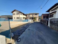 前面道路は公道南東側約4ｍ。大型車の通行がほとんどなく、騒音や振動が少ないので静かで快適な生活を送れます。