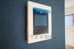 防犯性もばっちり、TVモニター付きインターフォン完備。大きなモニターで玄関先を確認できます。録画機能が付いているので不在時の訪問者も確認できて安心です^^