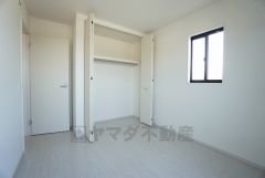 木目調のシンプルデザインで落ち着きと安らぎの空間に仕上げています。各部屋に収納が完備されているので、お荷物が多くなっても安心の設計です。