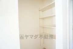 キッチン横パントリー収納。食器やキッチン用品、食料品の保存に便利です＾＾高さのある物もスッキリ収納できます＾＾