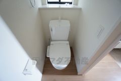 ウォシュレット付トイレです。節水機能もあるので、安心して使えますね。もちろん、1階2階の2ヶ所にトイレがあるので、忙しい朝にもゆとりができますね。