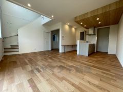 家族が集まる開放的なリビング。約18帖の大空間で毎日のお食事が楽しみです＾＾思い思いの時間を過ごしたり、家族みんなで食事をしたり、素敵な団らんの場になりますね。