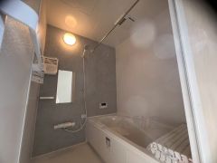 1日の疲れを癒すくつろぎのバスルーム。足を伸ばしてもゆったりと入れるサイズです。お子様と一緒にお風呂に入っても狭くないですね^^