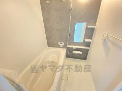 1日の疲れを癒すくつろぎのバスルーム。足を伸ばしてもゆったりと入れるサイズです。お子様と一緒にお風呂に入っても狭くないですね^^