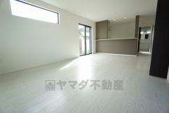 家族が集まる開放的なリビング。約18帖の大空間で毎日のお食事が楽しみです＾＾思い思いの時間を過ごしたり、家族みんなで食事をしたり、素敵な団らんの場になりますね。