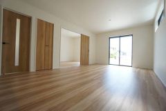 大きな窓のあるリビングは、陽光あふれる明るい空間です。居心地良く、ご家族皆がゆったり寛げる憩いの空間となりそうです。