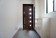 同仕様写真。採光も考えられた明るい玄関です。自動で閉まるタッチキーとTVインターホンが装備されているので、セキュリティーも安心。