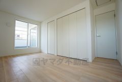 同仕様写真。木目調のシンプルデザインで落ち着きと安らぎの空間に仕上げています。各部屋に収納が完備されているので、お荷物が多くなっても安心の設計です。