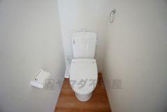 ウォシュレット付トイレです。節水機能もあるので、安心して使えますね。もちろん、1階2階の2ヶ所にトイレがあるので、忙しい朝にもゆとりができますね。
