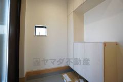 たっぷり収納できるシューズボックスです。家族全員の靴がきれいに整頓できます。棚の上にお花や写真を飾っても良いですね。