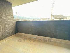 幅広のインナーバルコニーは洗濯物を守りやすく、眩しすぎる日差しも和らげます。雨にも濡れにくく、家事を助けてくれること間違いなし。