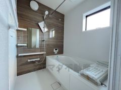 1坪サイズの浴室は、足をのばしてリラックスできます。浴室乾燥機付きなので、雨の日も気にせず洗濯物が干せます。