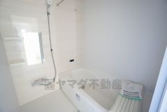 1日の疲れを癒すくつろぎのバスルーム。足を伸ばしてもゆったりと入れるサイズです。お子様と一緒にお風呂に入っても狭くないですね^^