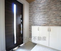 同仕様写真。たっぷり収納できるシューズボックスです。家族全員の靴がきれいに整頓できます。棚の上にお花や写真を飾っても良いですね。