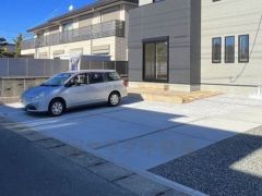 駐車スペースはゆとりある2台分を確保。マイカー用に、お客さま用に、余裕を持ってご利用いただけます。