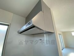 調理により発生する油煙や臭いを吸い込み、屋外へ排気してくれます。