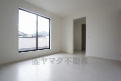 同仕様写真。住む人のこだわりを活かす洋室＾＾日当たりがよく、寝室としての利用もおすすめ。広めのクローゼットもあり荷物もすっきり片付けれ、ゆとりのある暮らしが出来ます＾＾