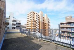 お洗濯物を干すスペースとしても十分な広さがあります。  お天気の良い日はお洗濯物がよく乾きそうな日当たり良好のバルコニー＾＾テーブルとイスを置いてカフェタイムや日光浴、星を眺めたりも良いですね^^