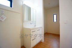 三面鏡つき洗面台。収納も一体型になっているので、ドライヤーやヘアアイロンの置き場に困りませんね。