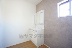 収納が隠れて使いやすい、シャワー付き三面鏡洗面ドレッサーです。朝の準備もぬかりなくできます。