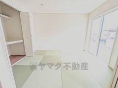 リビングからの続き間として和室をご用意しました。普段はリビングとつなげて開放的なスペースとして。来客時には客間としてお使いいただけます。