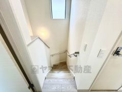 ご年配の方でも安心できる、手すり付き階段です＾＾段差も低めで設定されてますので安全性にも優れてますね＾＾