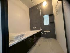 1日の疲れを癒すくつろぎのバスルーム。足を伸ばしてもゆったりと入れるサイズです。お子様と一緒にお風呂に入っても狭くないですね^^