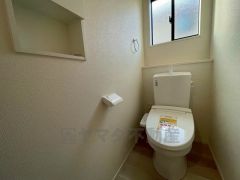 温水洗浄機付トイレです。節水機能もあるので、安心して使えますね。もちろん、1階2階の2ヶ所にトイレがあるので、忙しい朝にもゆとりができますね。