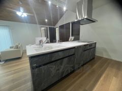 対面式カウンターキッチンでお子様の様子が見守れます。カウンタートップは耐熱性に優れており、日ごろのお掃除もふき取るだけでＯＫ。ステンレスシンクも簡単にお掃除できますよ。