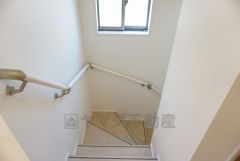 同仕様写真。お子様も高齢の方も安心して上り下りができる手摺がついた安心設計です。 階段には小窓を配置しました。日中でも暗くなりがちな階段下が明るくなり安全ですね。