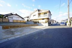 道幅が広く、車通勤の方や買い物などでの車の出し入れも楽々できて嬉しいですね。