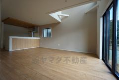 家族が集まる開放的なリビング。21帖の大空間で毎日のお食事が楽しみです＾＾思い思いの時間を過ごしたり、家族みんなで食事をしたり、素敵な団らんの場になりますね。